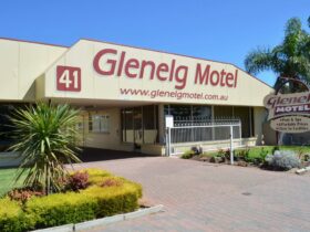 Front entrance of Glenelg Motel