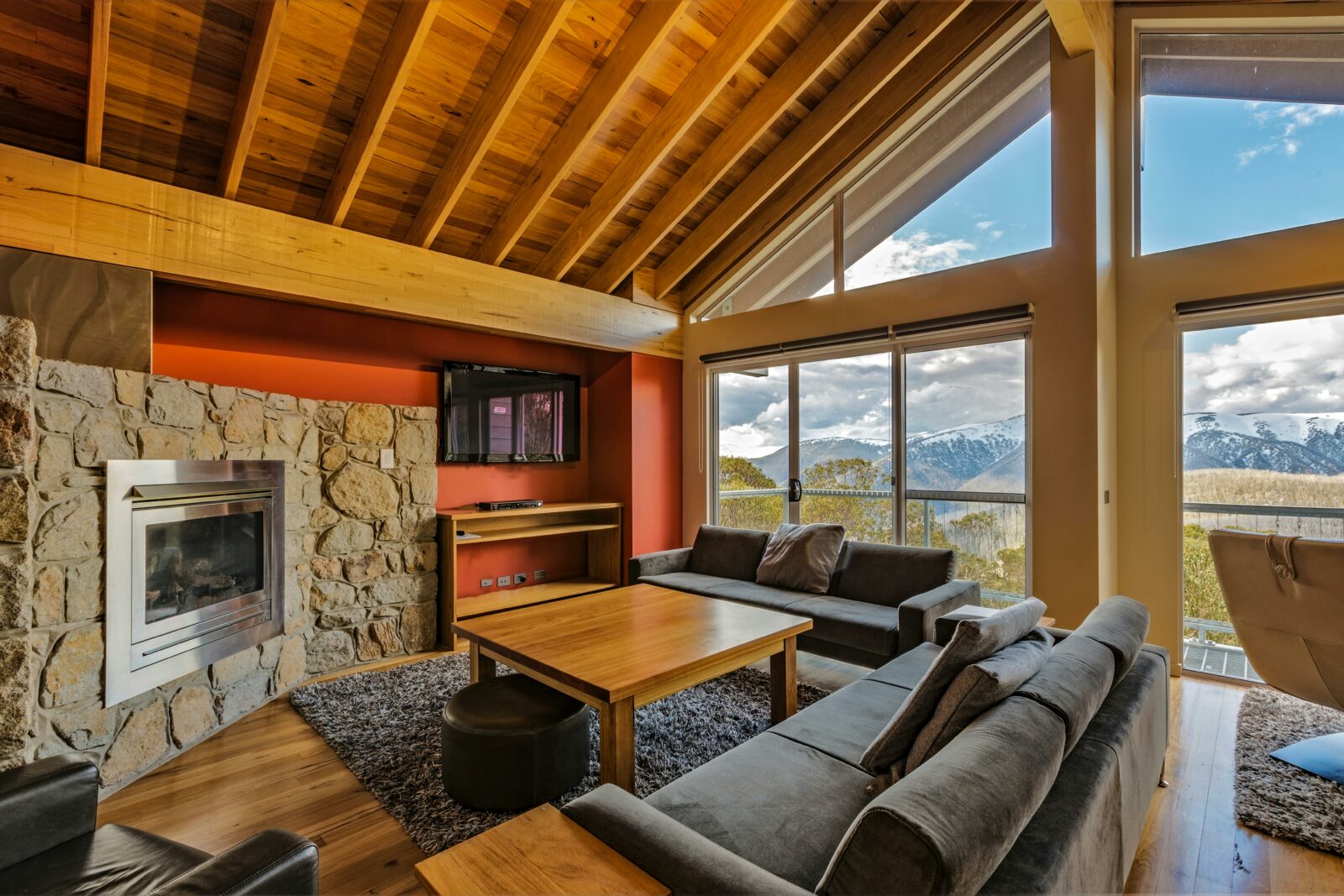 Altezza by SNOW HIPPIE Luxury Lounge Mountain View Summit